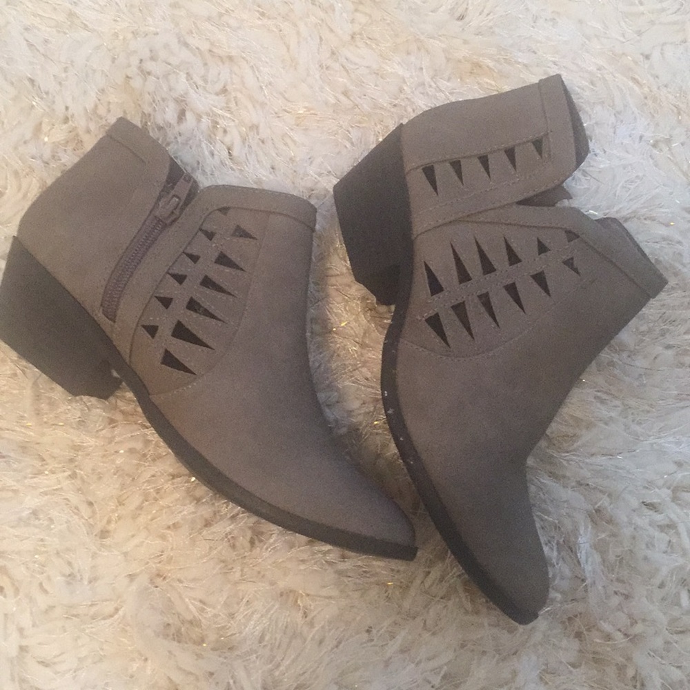 Very comfy. Like new. Never worn outdoors.